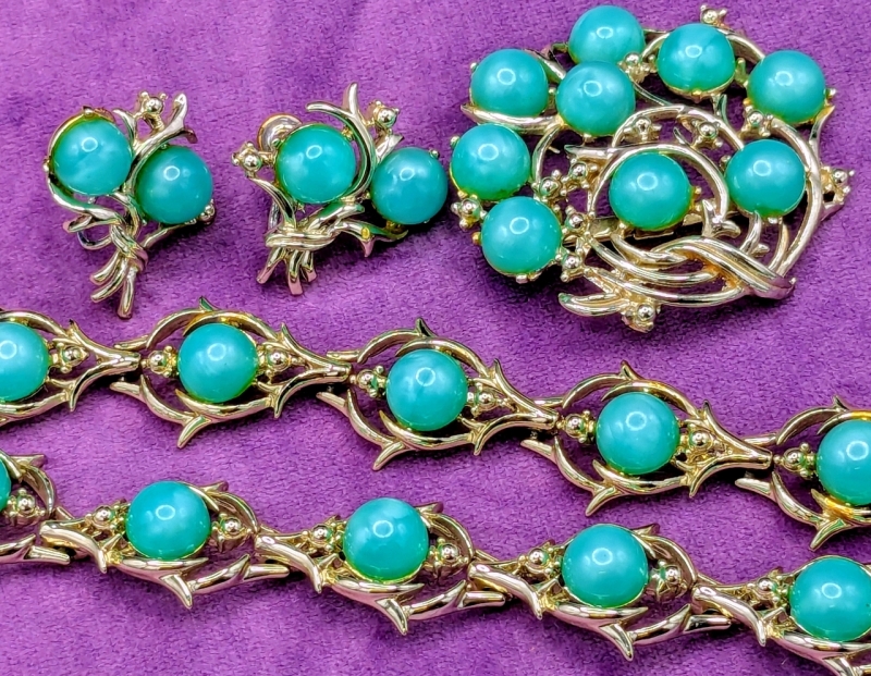 Lovely Vintage 5-Piece Turquoise-Colored Bead Jewelry Set : Earrings, Necklace, Bracelet & Brooch