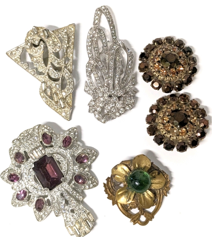 4 Vintage Shoe Clios Singletons (1 with Uranium Glass Marble) & 2 Ornate Vintage Buttons