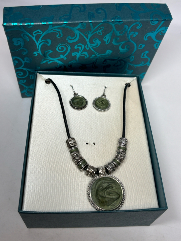 Necklace & Peirced Earring Boxed Set