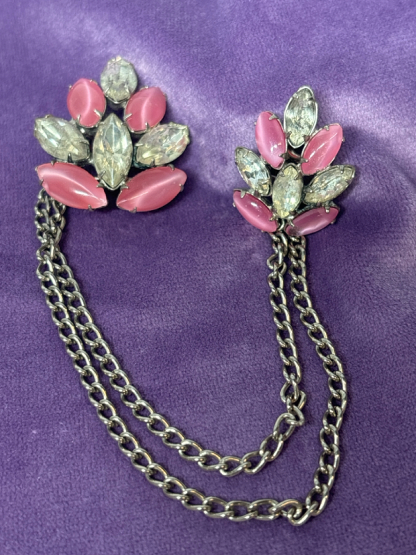 Beautiful vintage Duette Pink Cats Eye Glass Navettes & Clear Rhinestones Sweater Blouse Brooch