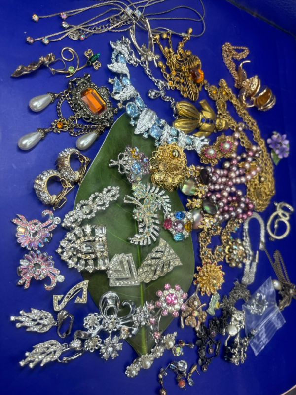 Large Vintage Jewellery Lot Special pieces Crafters As Is