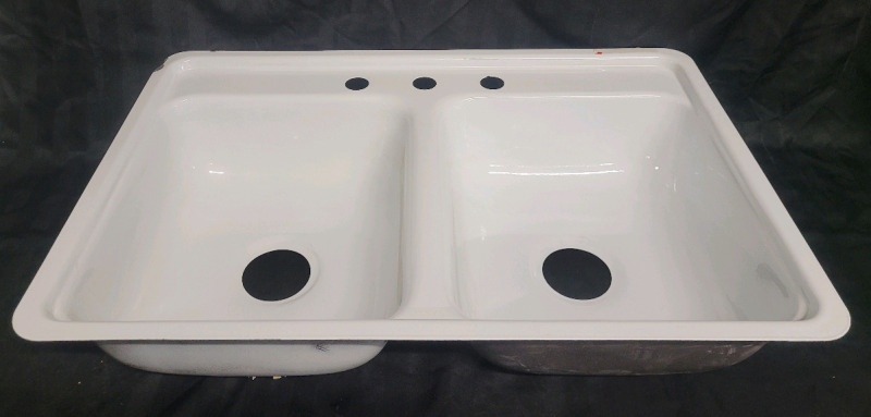 New - Briggs Laundry Room Metal Double Sink . Minor Dent Top Right Corner from shipping . Sink measures 32" wide &times; 21" deep , Sinks measure 6.5" deep