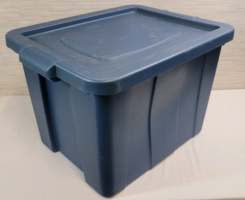 Sterilite 68L Storage Tote with Lid , small crack on lid