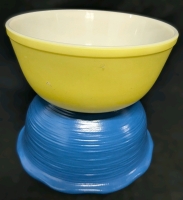 Vintage Yellow Over Milk Glass Glasbake #25 J-29 Mixing Bowl & Corningware 3 qt / 2.85 L Microwave Oven-Safe Bowl