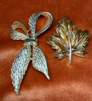 Vintage DORLAN Enamel a mapleleaf Brooch Signed Textured Ribbon Brooch