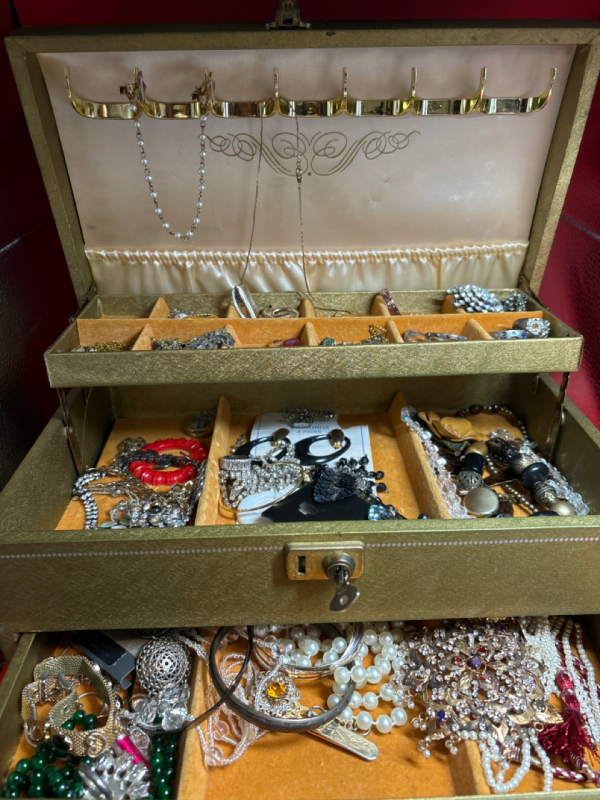 MELE Jewel Box with Working Key and Jewellery Contents