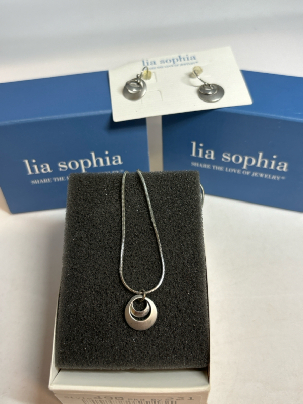 Lia Sophia New Boxed Two Circle pendant Necklace Matching Pierced Earrings