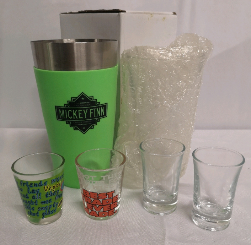 New Mickey Finn Bar Cocktail Shaker 6.5" Tall + 4 Shot Glasses