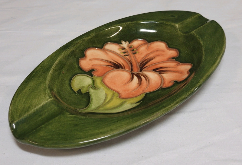 Vintage Moorcroft Pottery Hibiscus Oval Ashtray w/Original Sticker on Bottom , measures 6 1/4"×3.5" . Minor crazing present on bottom