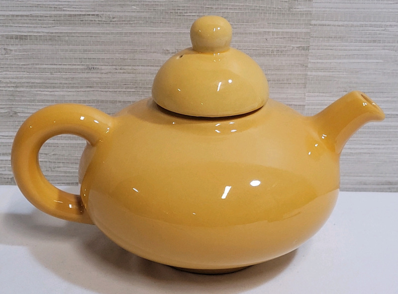 Vintage Beauceware Hayhoe Flowerdale Yellow Tea / Coffee Pot , Measures 6" diameter & 5.5" tall . No chips or cracks