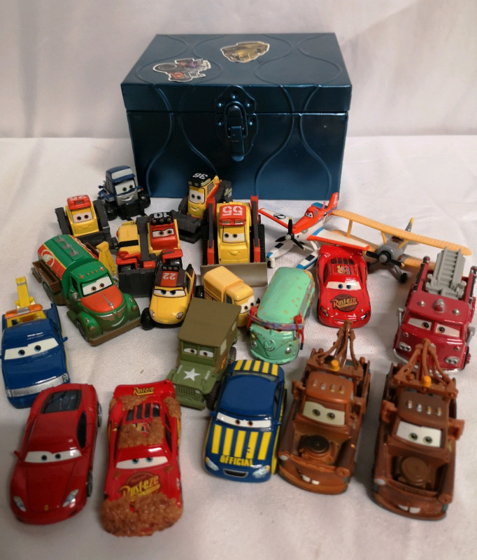 20 Disney CARS & PLANES Movie Figures Lighting McQueen & Dusty with Metal Box