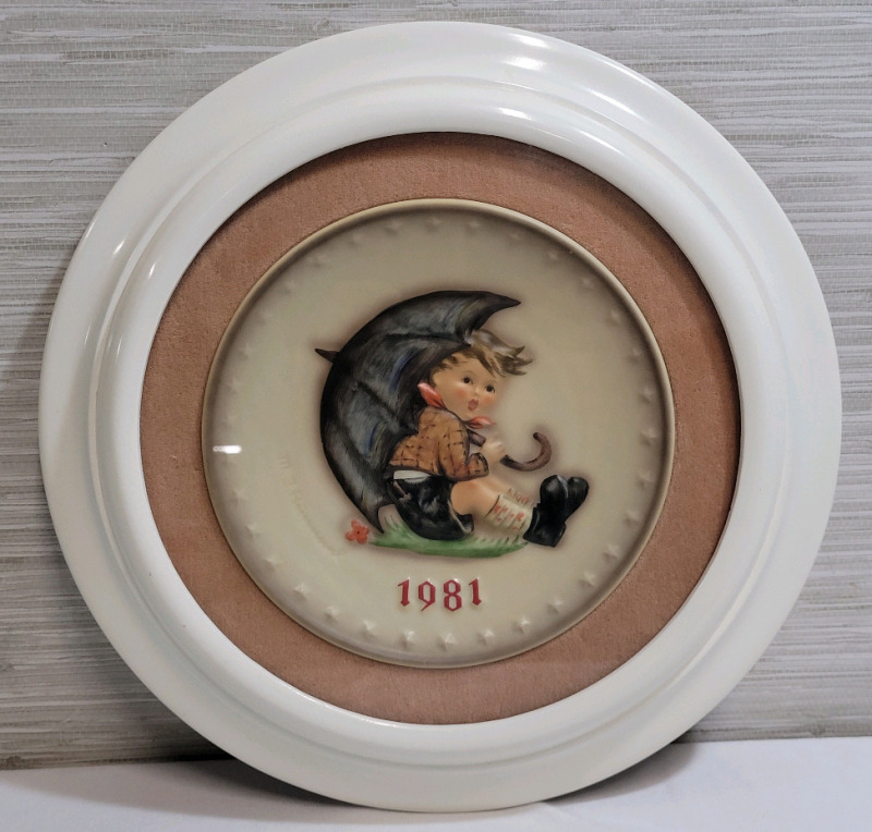 1981 Goebel Hummel 11th. Annual Collector Plate with Plate Display