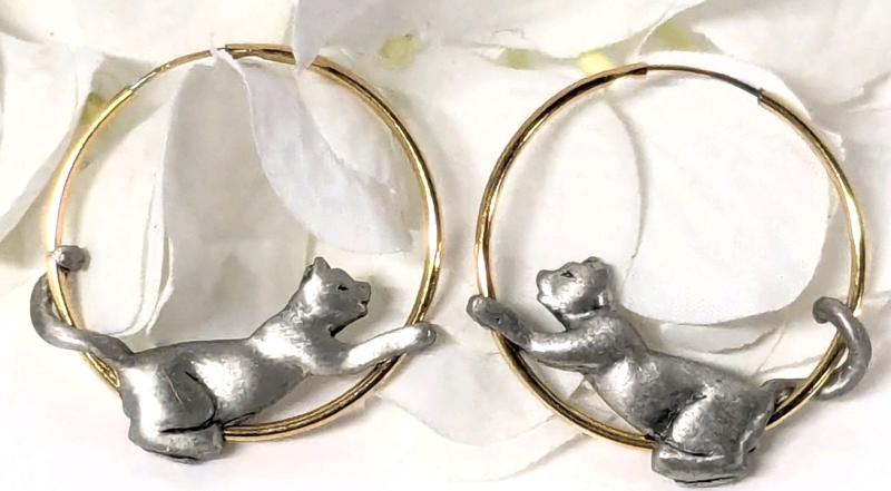 Vintage Signed Jonette Jewelry Company (JJ) Gold Tone & Pewter Stretching Cat Hoop Earrings | 1.25" Diameter ea