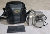 Fujifilm Finepix 2800 Zoom Digital Camera with Three (3) Memory Cards & Travel Case . Tested Powers Up , Not Tested Beyond Power Up