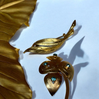 Vintage Signed Sphinx Brooch Beautiful 4 Petal Brooch Blue Stones