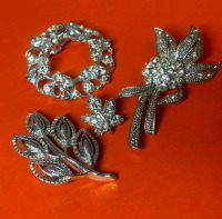 4 Vintage Silvertone Brooches Some Signed Rhinestones