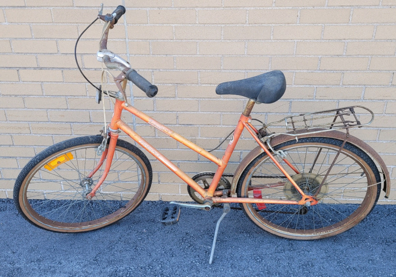 Vintage Ladies 6-Speed Commuter Supercycle . 18" Frame , Front Brakes Working , Tires Rotate . Back Brakes Not Working , Chain Gear Switch Needs Oil . Rust Present