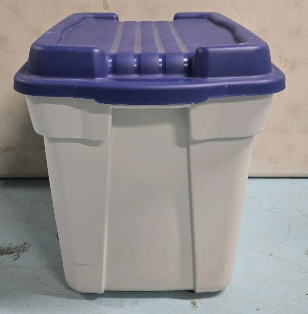 ( 1 ) Rubbermaid Plastic Stacking Storage Container { Measures 18" x 24" x 18" }