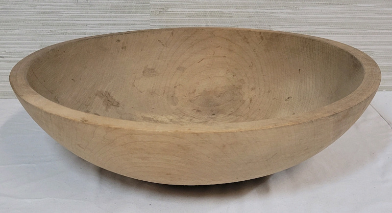 Vintage Munising Maple Wooden Dough Bowl . Measures 13 3/4"×12.5" & 4" tall .