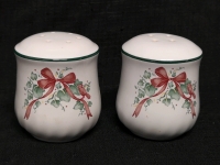 Corelle Coordinates Callaway Holiday Pattern Salt & Pepper Shakers 3" tall