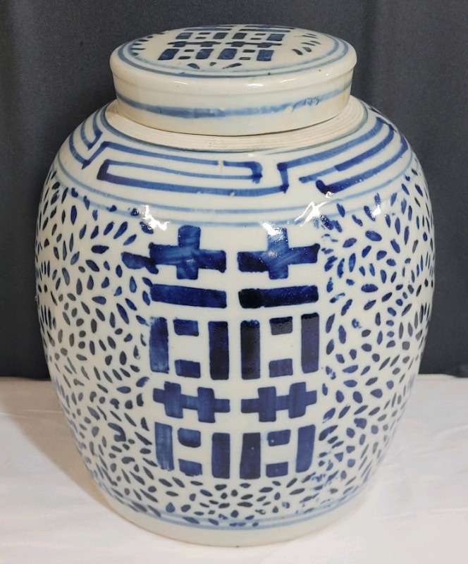 Large Chinese Theme Ginger Jar with Lid . Measures 9" Tall . No cracks , minor chip on Bottom edge