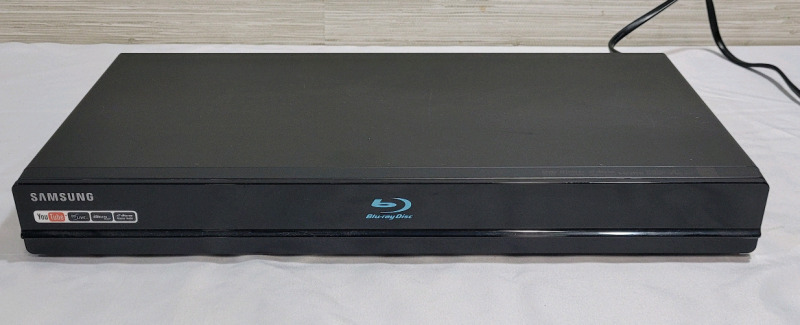 Samsung BD-P1600 1080p Full HD Blu-Ray Disc / DVD Player w/YouTube App Built-In , No Remote . Tested Powers Up , Not Tested Beyond Power Up