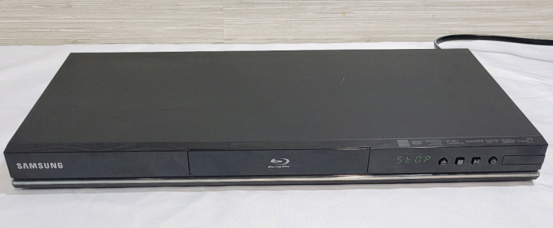 Samsung BD-D5100 1080p Full HD Blu-Ray Disc Player, No Remote . Tested Powers Up , Not Tested Beyond Power Up