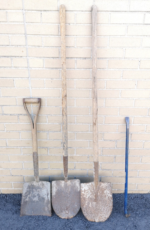 3 Metal Shovels + Crowbar