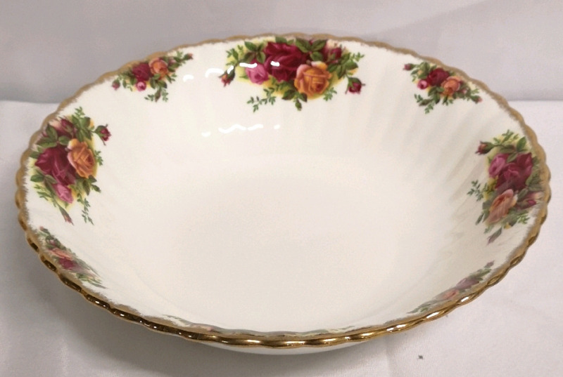 Large Royal Albert Old Country Roses Gold Edge Open Vegetable Bowl 9.25" Diameter