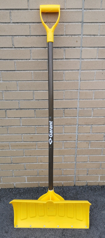 Garant Show Shovel with Metal Edge 56" Tall