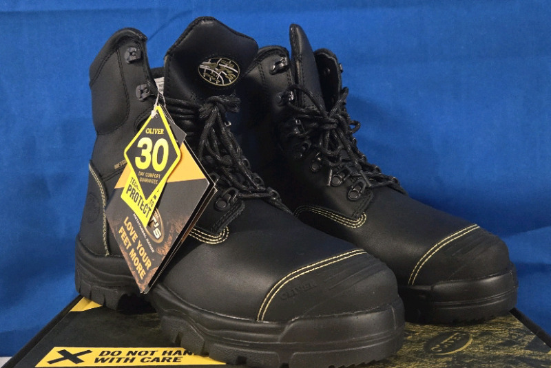 New | Oliver | Mens Size: 10 US | Colour: Black | Heavy Steel Toe Boots | Model #55246 * Retails For $150.95*