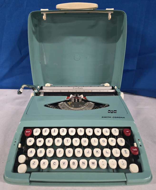 Smith-Corona | Corsair Deluxe Portable Lightweight Type Writter With Cover | * Some Keys Appear To Be Stuck * | Measures
