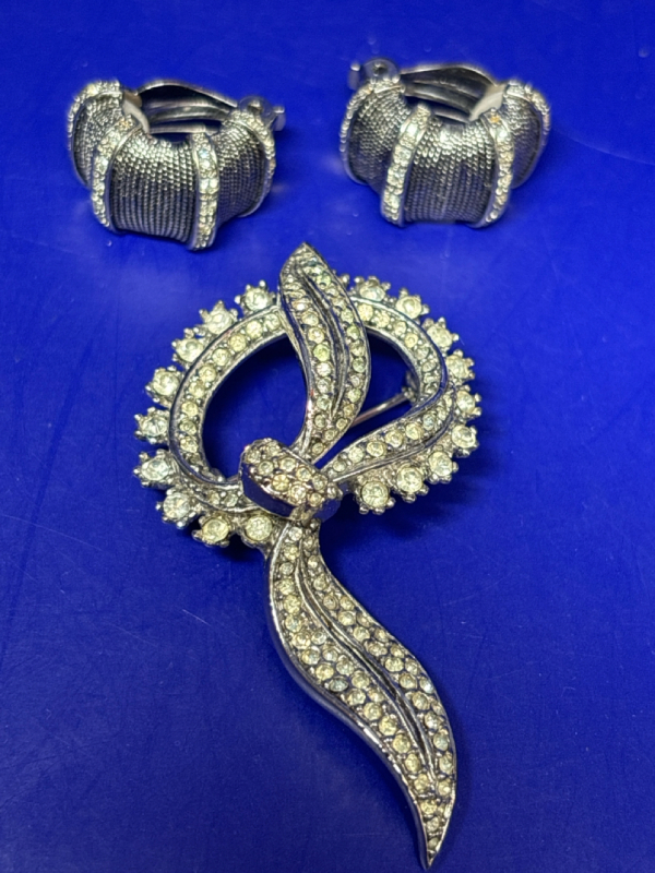 Well Crafted Rhinestone Tied Brooch Fabulous Earrings