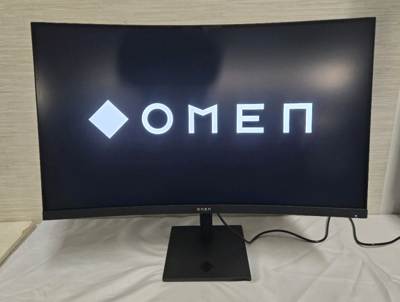 Like New | HP OMEN 32c Curved Gaming Monitor QHD 165Hz Refresh Rate | Retails For $495.00 Model #32C