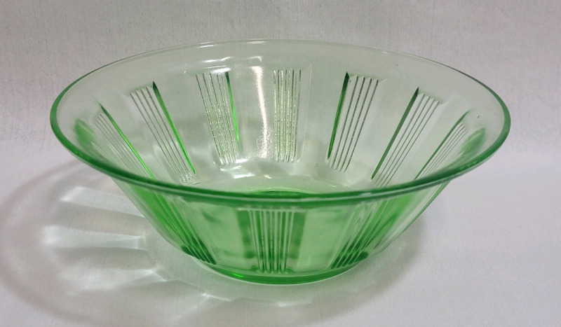 Vintage Kellogg's Uranium Glass Cereal Bowl . Measures 2" tall & 5.5" diameter . No chips or cracks