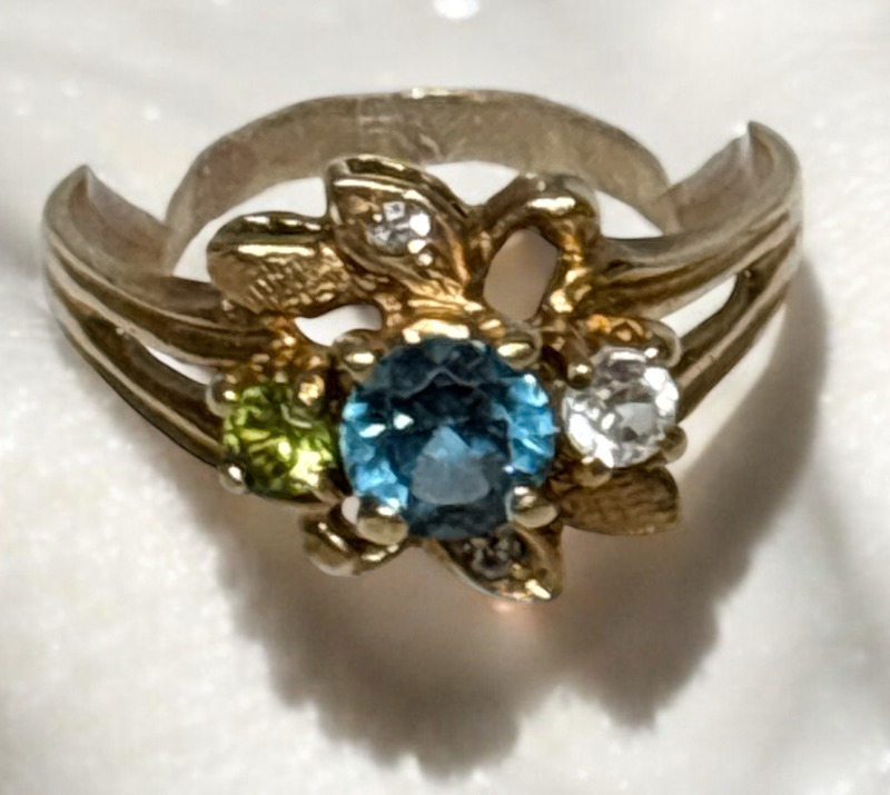 10K Yellow Gold Ring with Stones Size 8