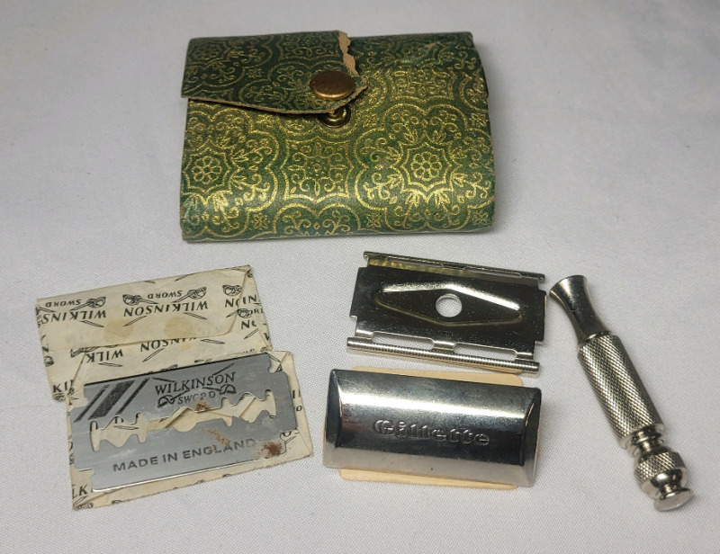 1960s Gillette Mini Travel Razor Set in torn Case . Complete