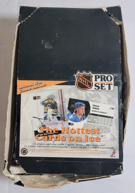 1991 - 92 Pro Set Series 1 NHL Hockey 32 Sealed Trading Card Wax Packs w/Original Box . 32 Sealed Packs , 15 Cards per Pack