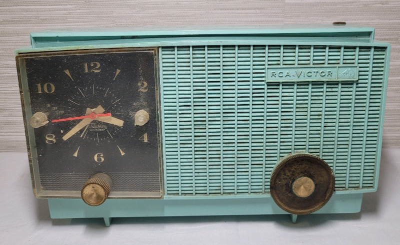 Vintage 1950s RCA Victor Tube Alarm Clock / AM Radio . Tested Working , alarm not tested