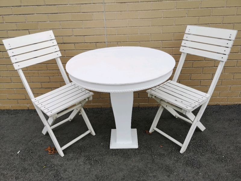 2 Folding Wooden Chairs + Table