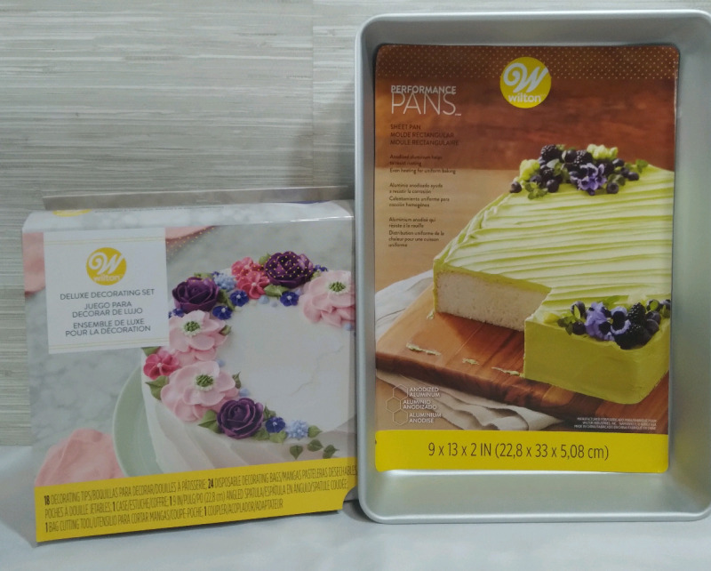 New Wilton Deluxe cake Decorating Set & New Wilton Performance cake Pan 9x13x2"