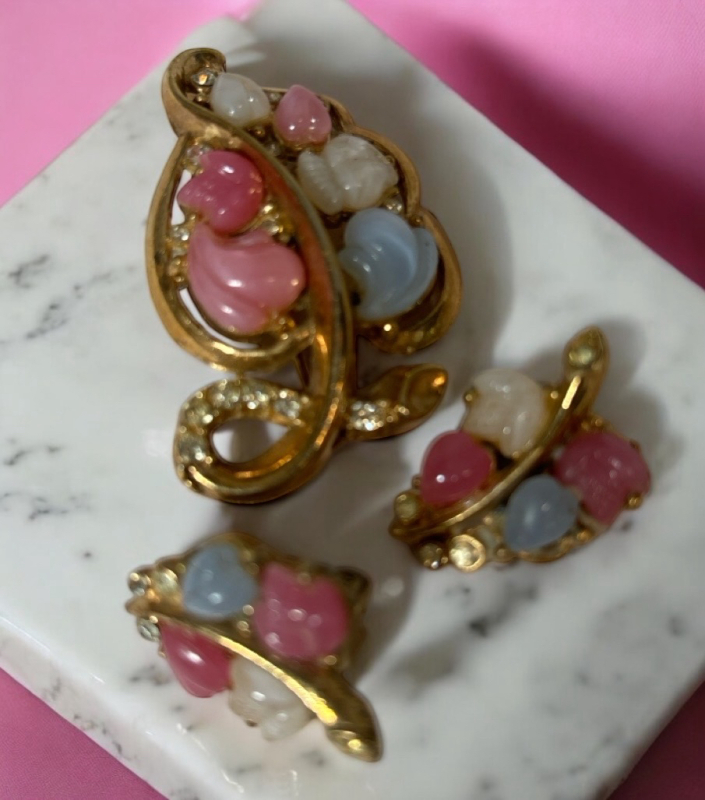 LISNER Molded Thermoset Pink Blue Opaque White Rhinestones Brooch and Earrings Set Gold tone<br/>