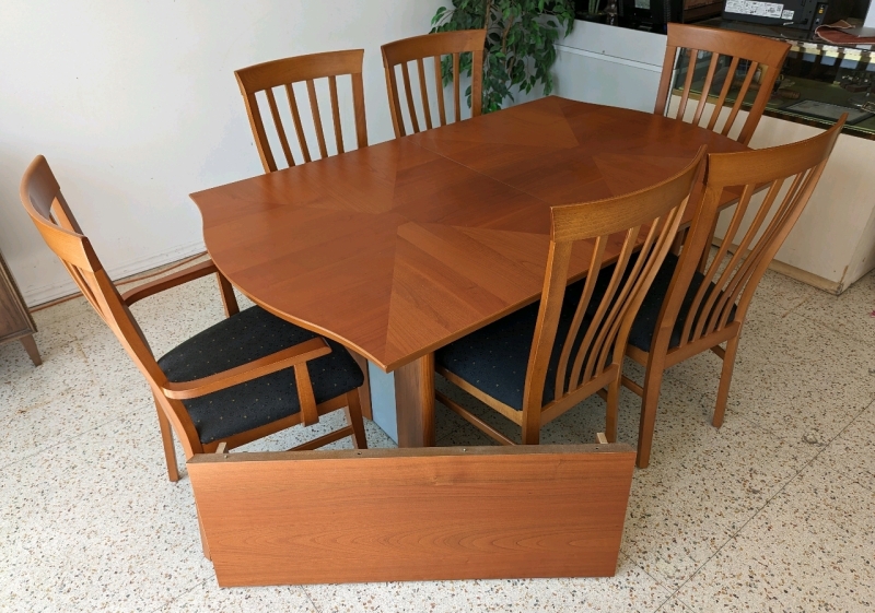 Dining Room Suite with 6 Chairs and Leaf.