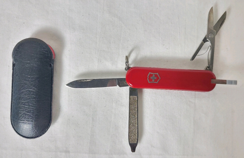 Victorinox Swiss Army Pocket Knife w/Case . Made in Switzerland