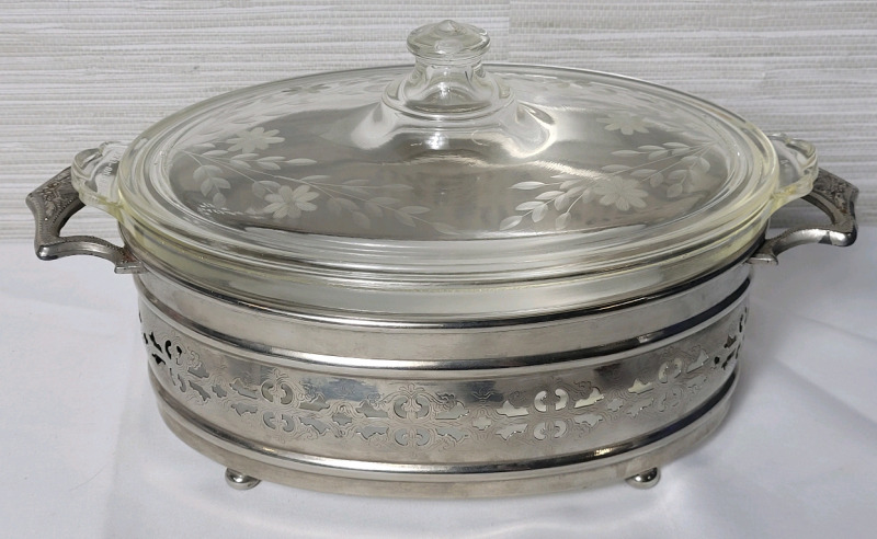 Vintage PYREX Glass Casserole w/Cornflower Etched Lid & Silver Tone Metal Holder . Measures 12"×7"×5"