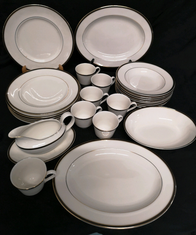 28 Royal Doulton Dishes - New Romance Collection Oxford Black Pattern