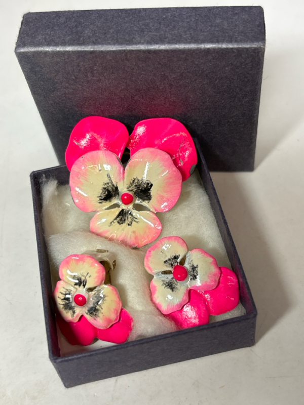 Lovely Vintage Set Pansy Brooch With Matching Earrings Bright and Light Pink