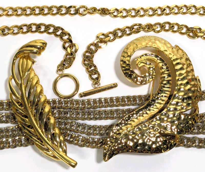 Eye-Catching Large Hammered-Style & Quill-Style Gold Tone Statement Brooches + Long Toggle Clasp Gold Tone Chain & Lariat Necklace