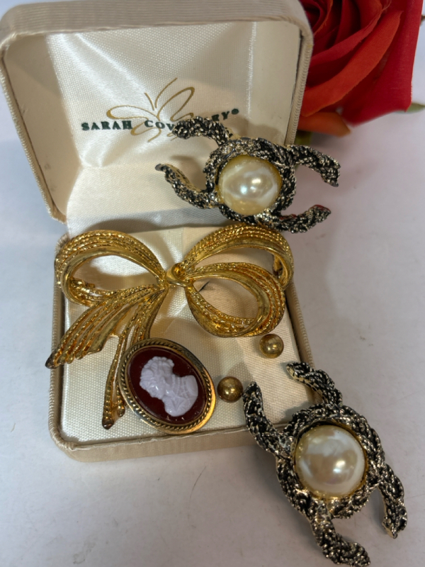 Rare Sarah Coventry Hard Case Box with Brooch Shoe Clips Stud Earrings Antique Cameo