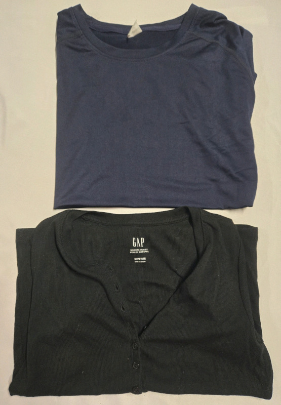 2 New | Womens Size M-L Short Sleeve Shirts | ( 1 ) Gap Shirt